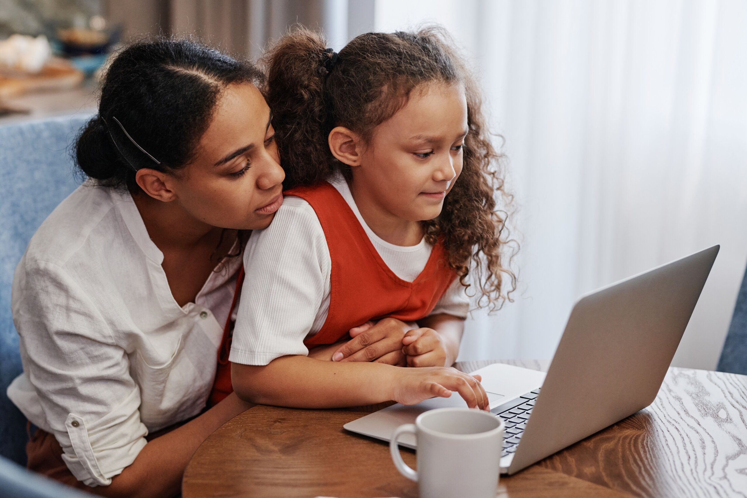 Mois de la cybersécurité : les bons réflexes à adopter, à la maison comme au travail